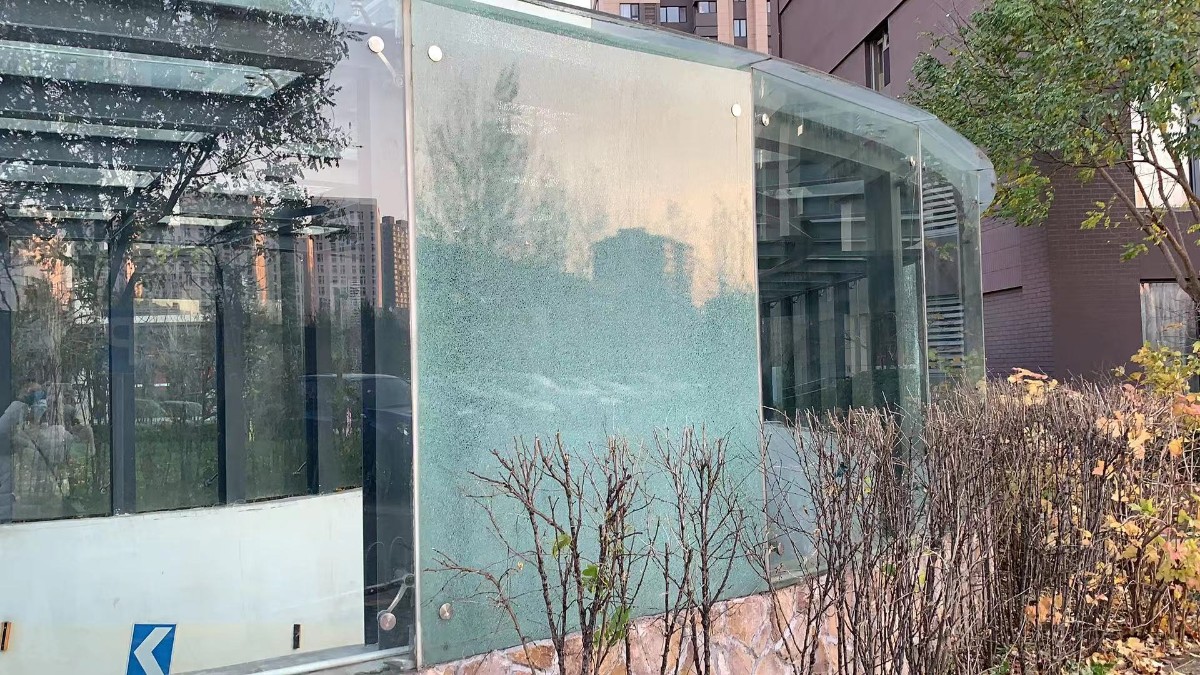 北京长阳一小区55户业主玻璃接连自爆，原因不明