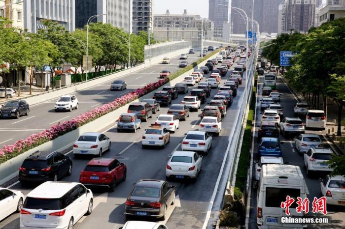 資料圖:武漢珞獅路段車流密集。 中新社記者 張暢 攝