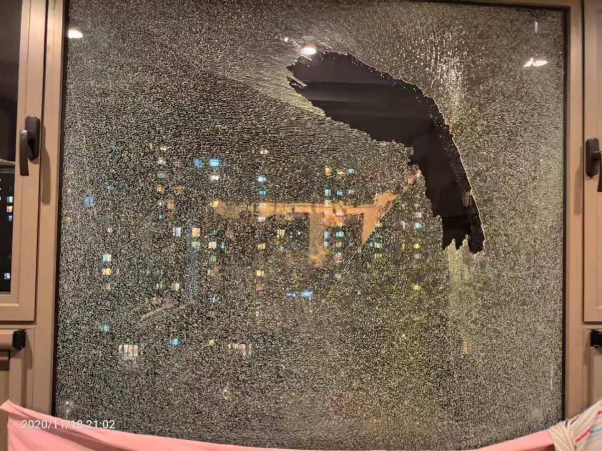 北京长阳一小区55户业主玻璃接连自爆，原因不明