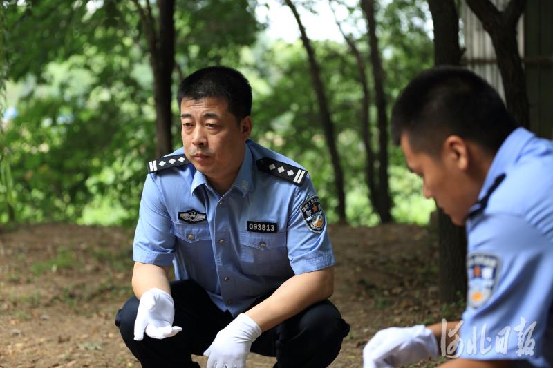 张岩(左)和同事在野外勘察现场