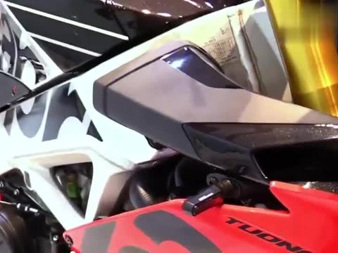 阿普利亚TuonoV4黑红版花车展