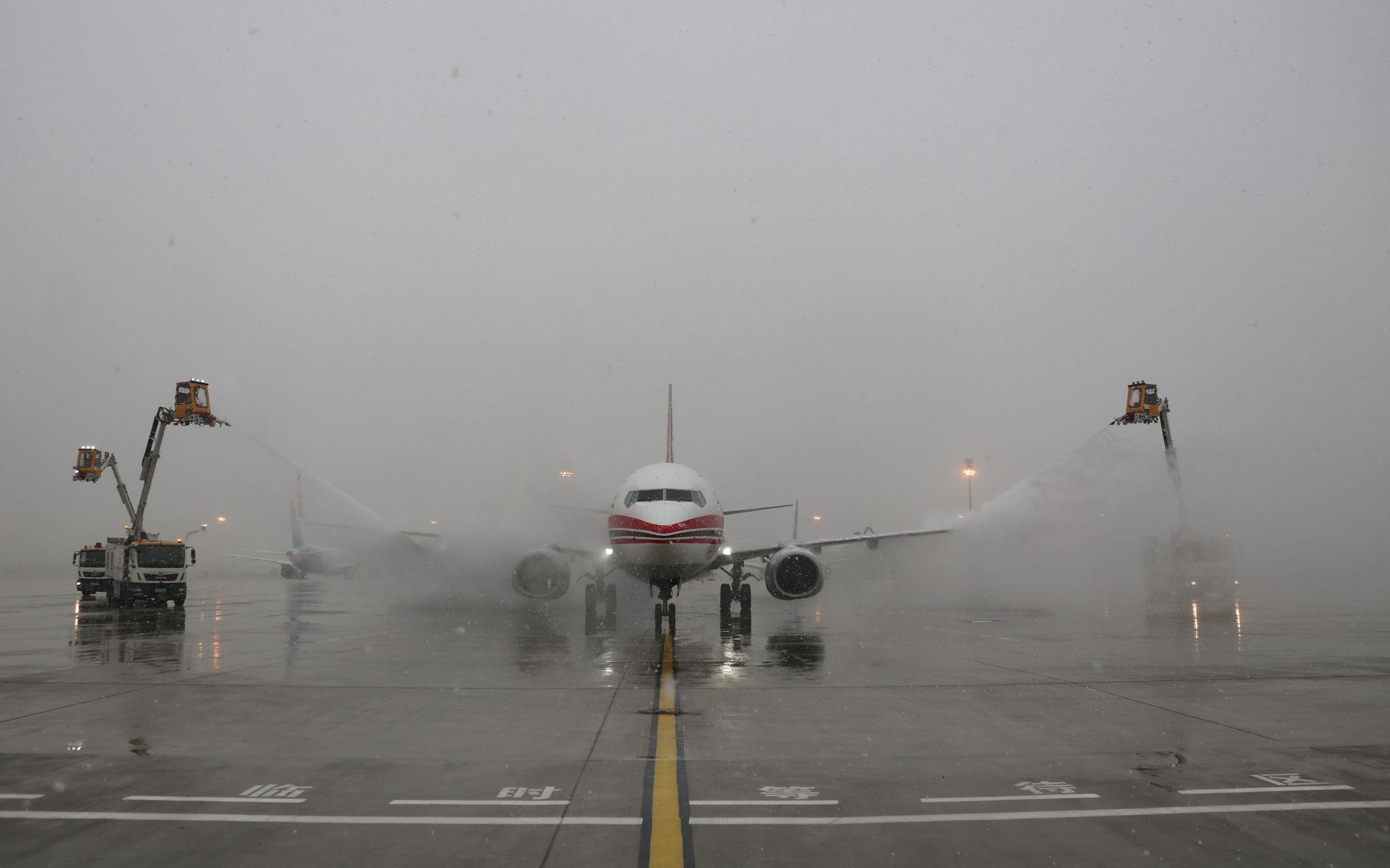 北京两机场迎今冬首次降雪,飞机除冰要这么做