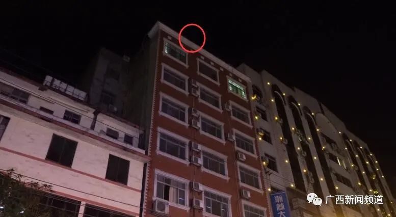 逃课玩手机与父亲引发矛盾,广西一初中女生竟要跳楼轻生!休闲区蓝鸢梦想 - Www.slyday.coM 逃课玩手机与父亲引发矛盾,广西一初中女生竟要跳楼轻生!休闲区蓝鸢梦想 - Www.slyday.coM