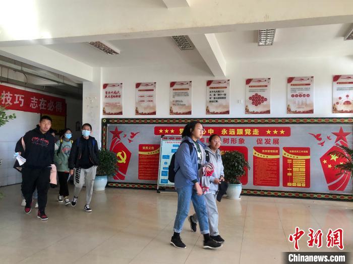 图为“海安班”所在的宁蒗县民族中学。 王淼 摄