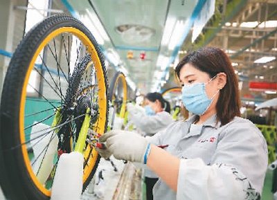河北省邢台市平乡县一家自行车企业员工在组装共享单车。 柴更利摄(人民视觉)