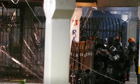阿雷格里港警方在示威现场 图源:外媒