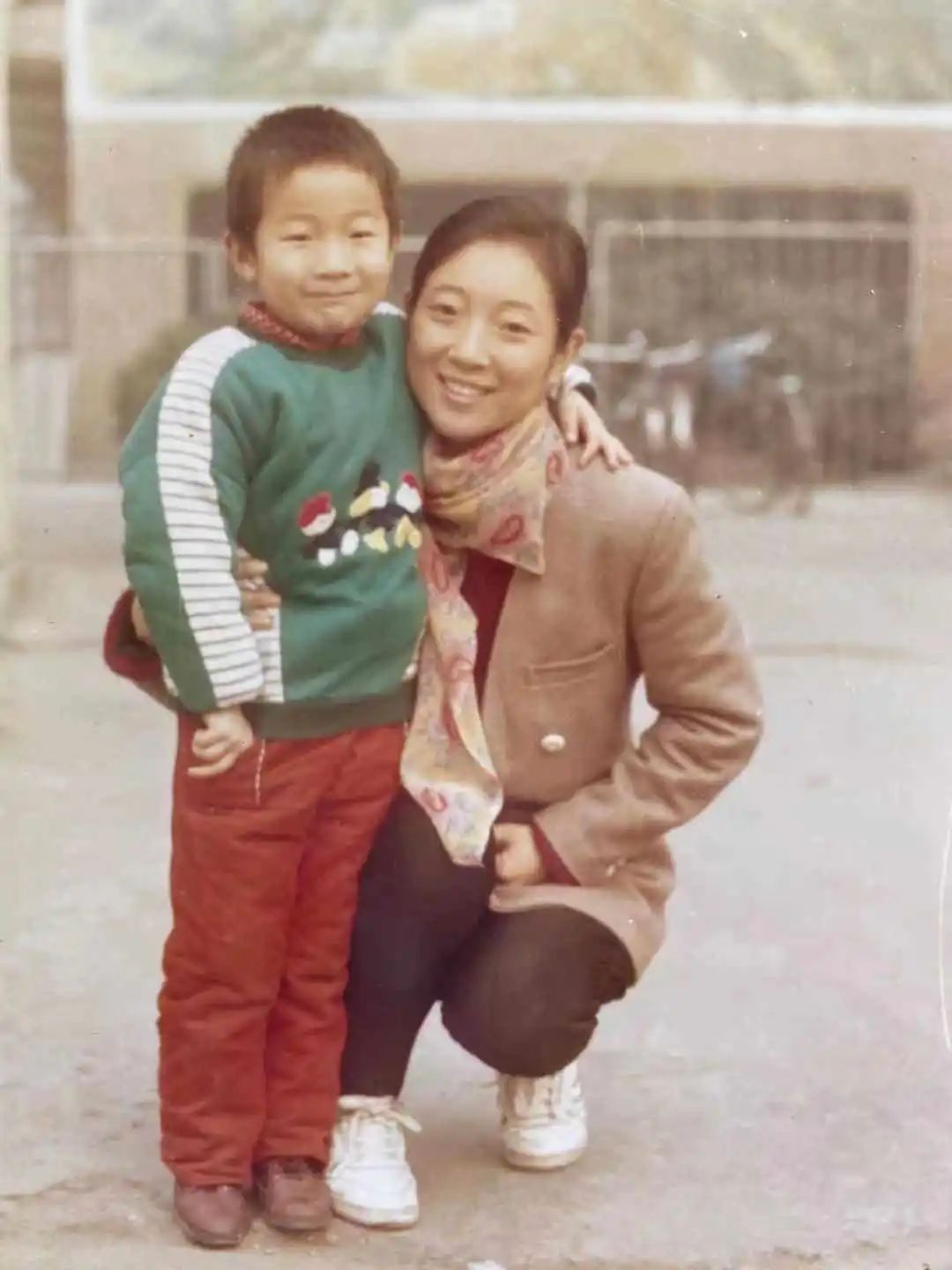▲何树军年轻时与儿子的合影。(受访者供图)