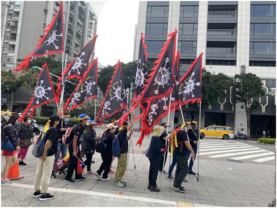 “秋斗”游行22日下午1点在凯达格兰大道登场,民众下午1点前已开始集结。图自中时新闻网