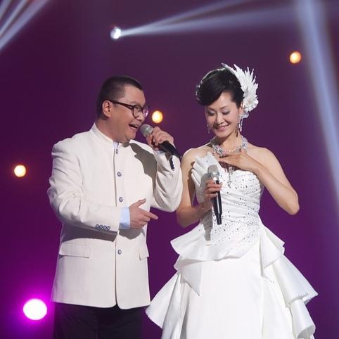 51岁尹相杰和新搭档合唱，身旁不见于文华，多年合作走向尽头？