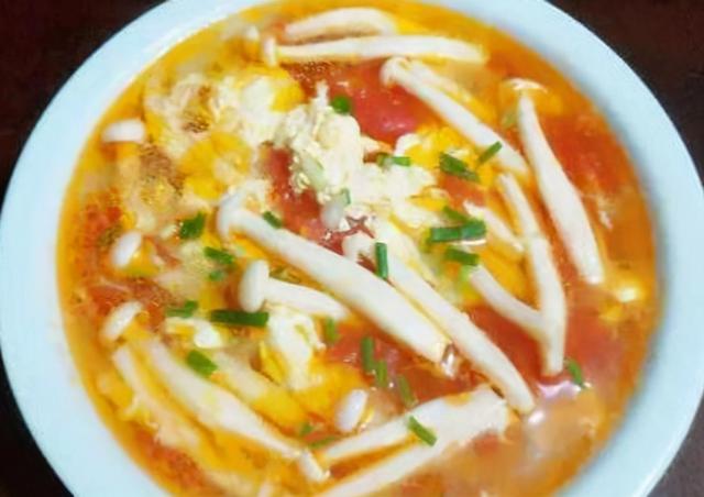 美味家常菜:西芹培根卷,干锅香辣虾,白玉菇鸡蛋汤