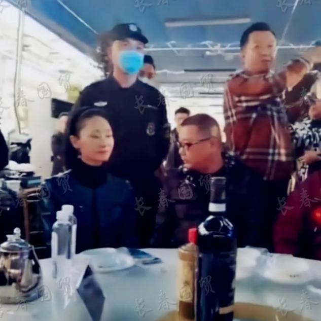 51岁尹相杰和新搭档合唱，身旁不见于文华，多年合作走向尽头？