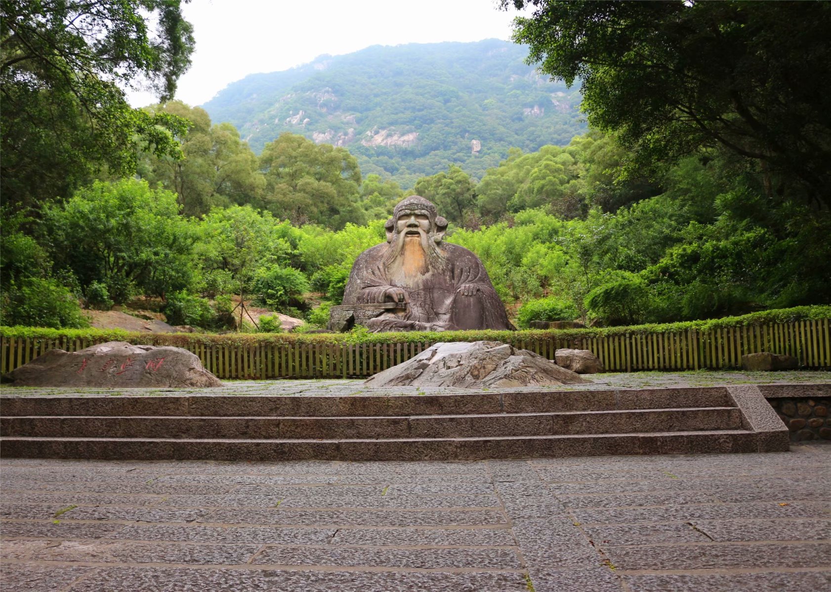 泉州唯一的5a级景区,以老君造像著称,被戏称"老子天下第一"