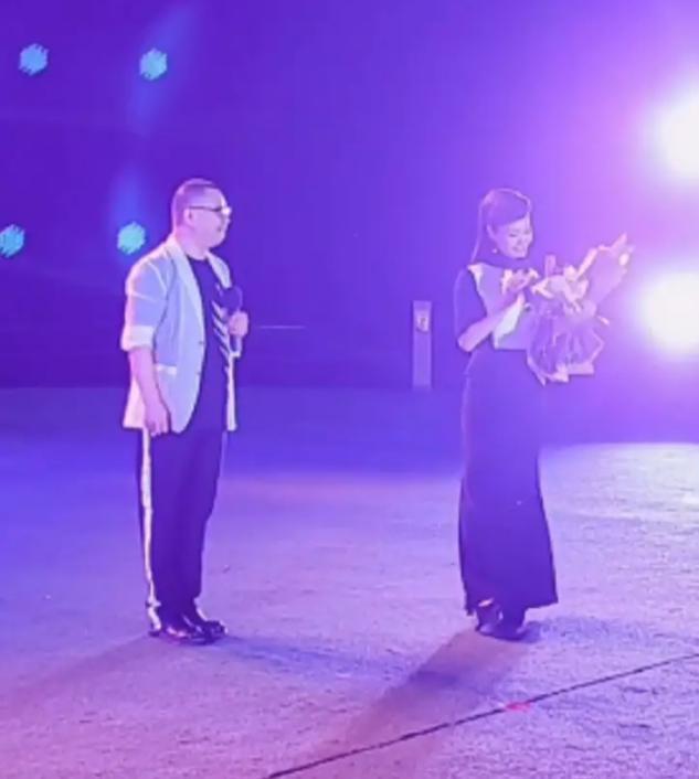 51岁尹相杰和新搭档合唱，身旁不见于文华，多年合作走向尽头？