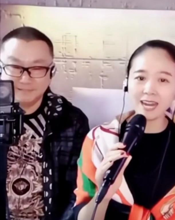 51岁尹相杰和新搭档合唱，身旁不见于文华，多年合作走向尽头？