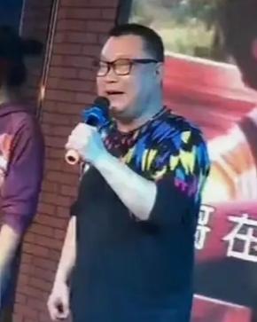 51岁尹相杰和新搭档合唱，身旁不见于文华，多年合作走向尽头？