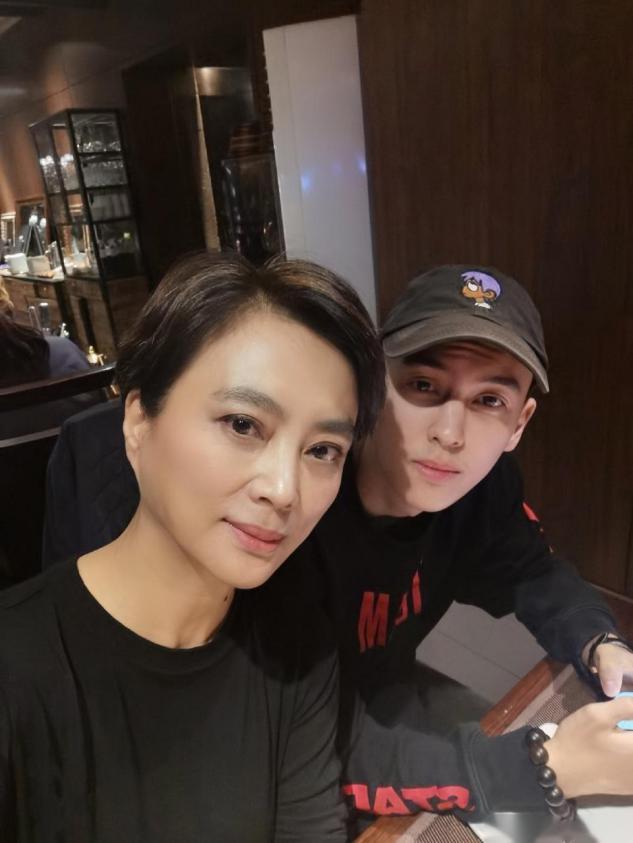 甜歌皇后李玲玉晒近照57岁超短发不减魅力混血儿子颜值超高