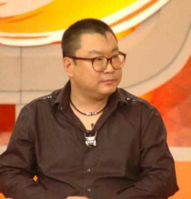 51岁尹相杰和新搭档合唱，身旁不见于文华，多年合作走向尽头？