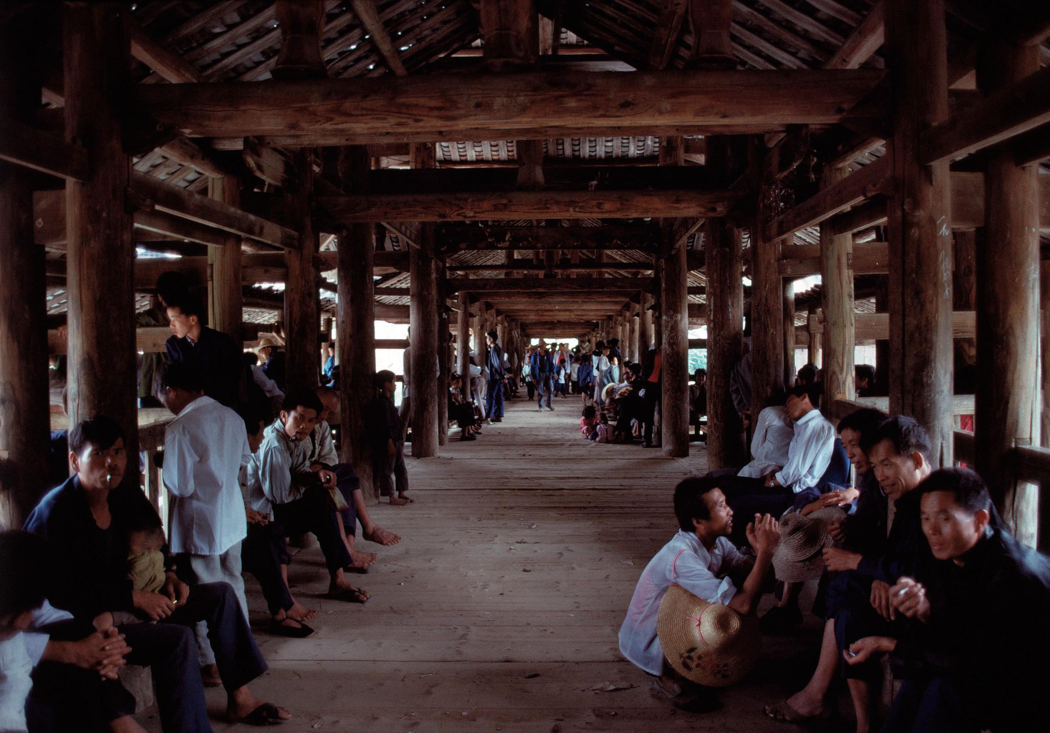 △ 1990年,节日时,人们聚在风雨桥上。