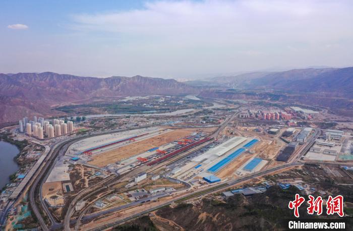 兰州陆港位于兰州市西固区以西,是丝绸之路经济带黄金段上铁路、公路主要交通干线的汇集点,具有座中六联、辐射全国的铁路集散优势。(资料图)甘肃(兰州)国际陆港供图