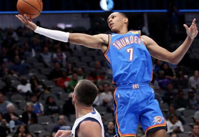 在寂静夜空上演震撼光影秀