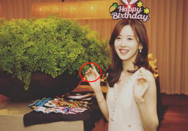 百亿富婆章泽天晒生日照,婚戒力证夫妻感情,27岁瘦成纸片人 百亿富婆章泽天晒生日照,婚戒力证夫妻感情,27岁瘦成纸片人