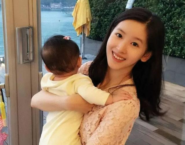 百亿富婆章泽天晒生日照,婚戒力证夫妻感情,27岁瘦成纸片人 百亿富婆章泽天晒生日照,婚戒力证夫妻感情,27岁瘦成纸片人