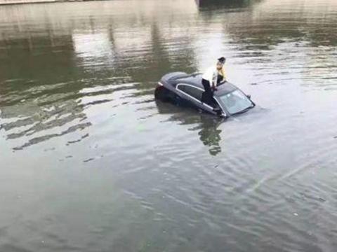 汽车天窗别当摆设了，它有这几个妙用，怎么保养它你也要知道