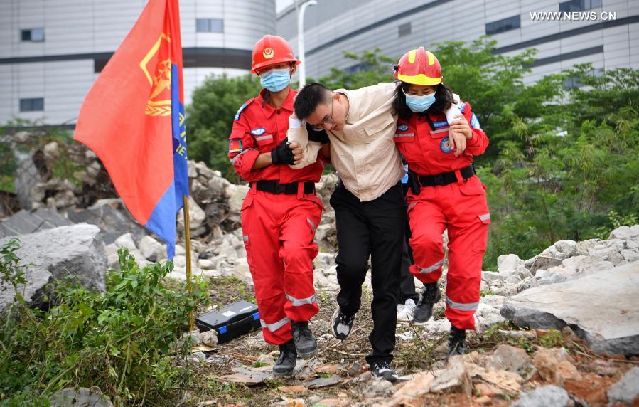 Rescuers perform rescue task during an earthquake emergency drill in Haikou, south China's Hainan Province, Nov. 25, 2020. The emergency drill features search and rescue, medical treatment, and epidemic prevention. (Xinhua/Guo Cheng)