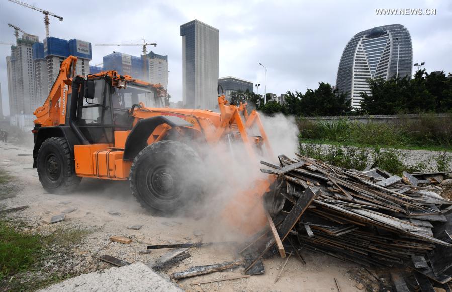 Rescue vehicle works during an earthquake emergency drill in Haikou, south China's Hainan Province, Nov. 25, 2020. The emergency drill features search and rescue, medical treatment, and epidemic prevention. (Xinhua/Guo Cheng)