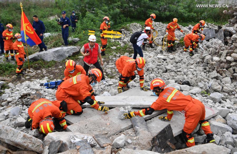 Rescuers search in the ruins during an earthquake emergency drill in Haikou, south China's Hainan Province, Nov. 25, 2020. The emergency drill features search and rescue, medical treatment, and epidemic prevention. (Xinhua/Guo Cheng)