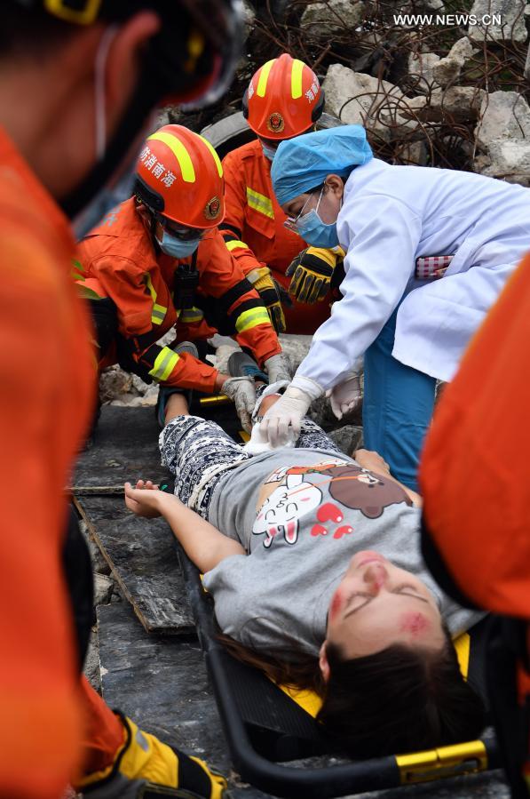 Rescuers provide medical treatment during an earthquake emergency drill in Haikou, south China's Hainan Province, Nov. 25, 2020. The emergency drill features search and rescue, medical treatment, and epidemic prevention. (Xinhua/Guo Cheng)