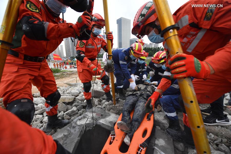 Rescuers perform in a rescue task during an earthquake emergency drill in Haikou, south China's Hainan Province, Nov. 25, 2020. The emergency drill features search and rescue, medical treatment, and epidemic prevention. (Xinhua/Guo Cheng)