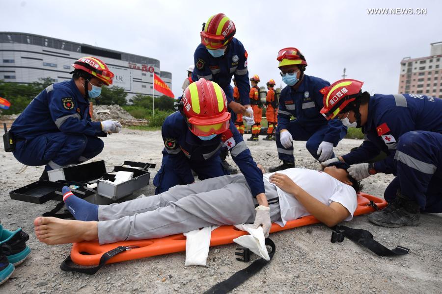 Rescuers practise medical treatment during an earthquake emergency drill in Haikou, south China's Hainan Province, Nov. 25, 2020. The emergency drill features search and rescue, medical treatment, and epidemic prevention. (Xinhua/Guo Cheng)