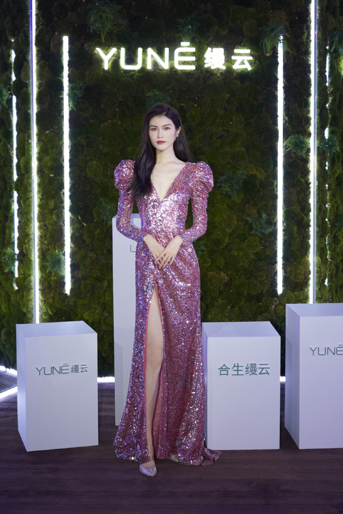何穗腿精实锤了穿亮片裙气场全开178身材比例太完美