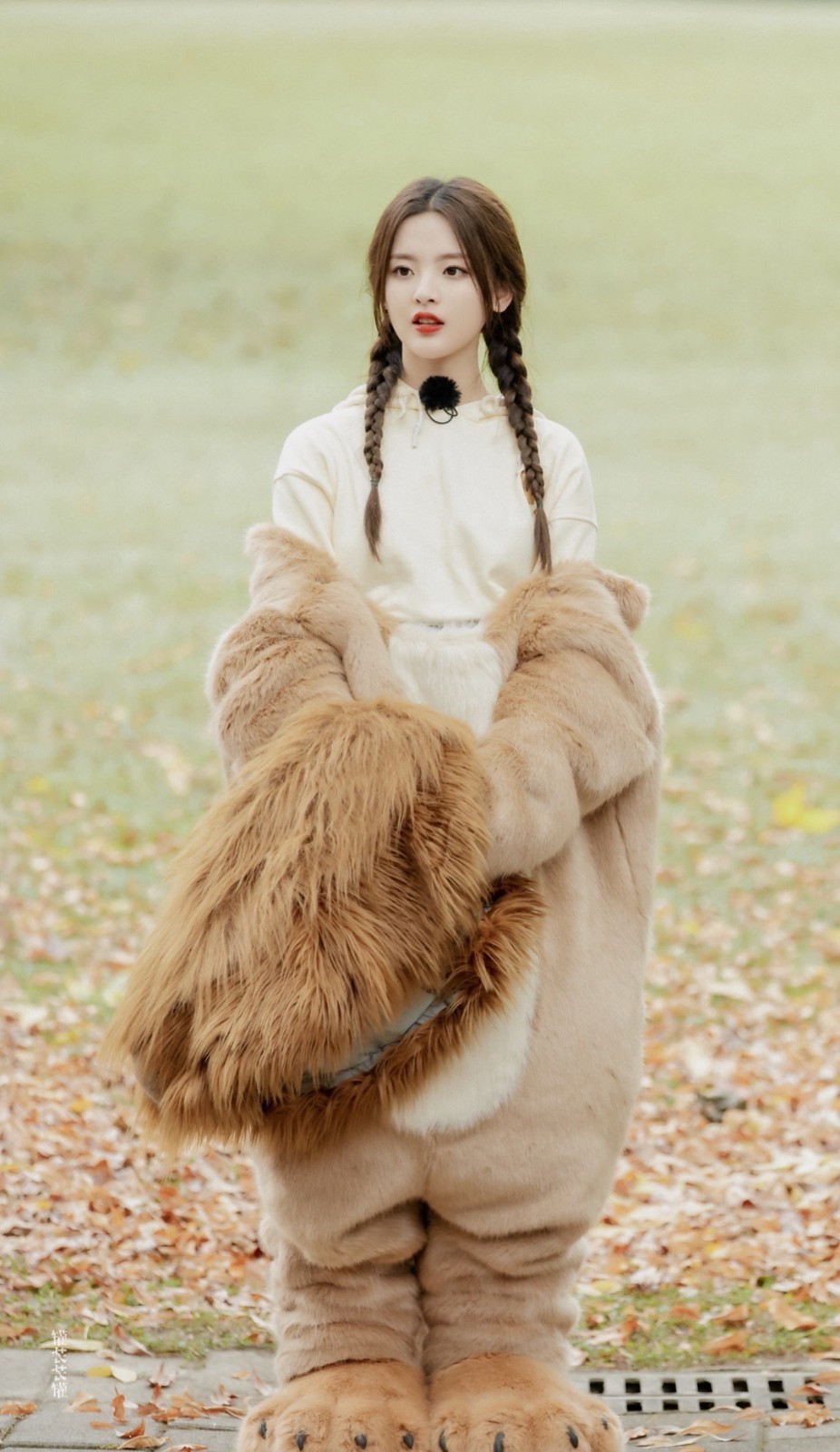 杨超越落户上海，脚下一双长筒靴亮了，金链子看起来好炫酷