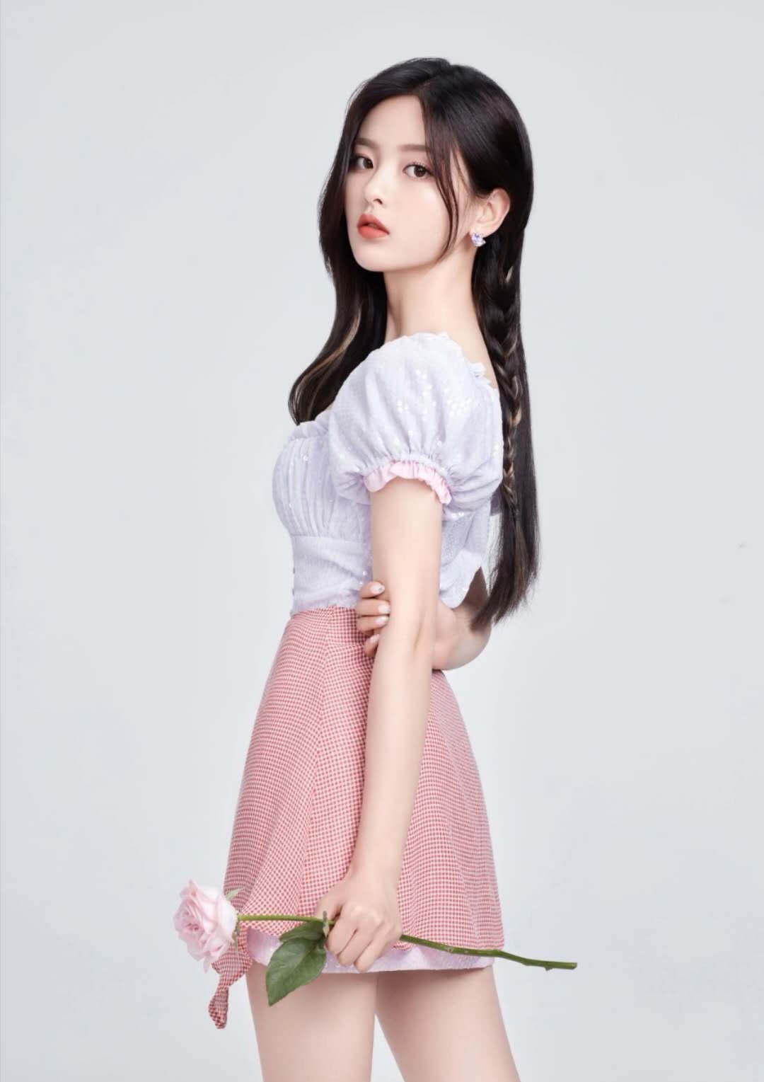 杨超越落户上海，脚下一双长筒靴亮了，金链子看起来好炫酷