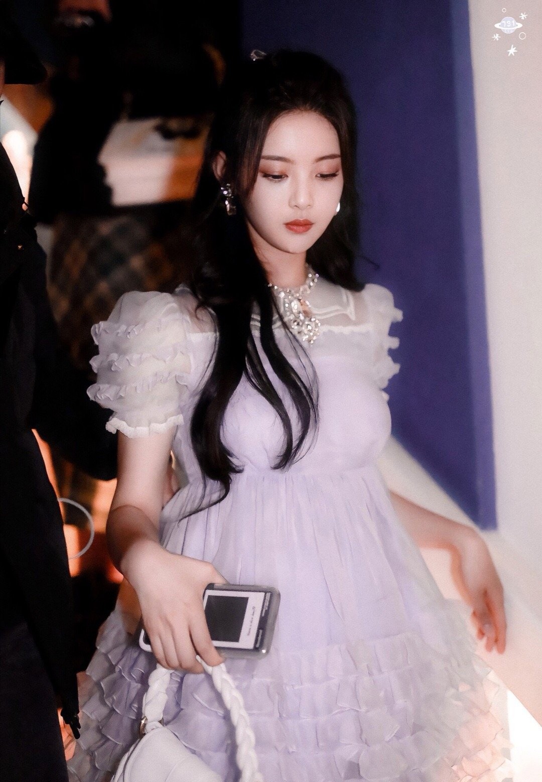 杨超越落户上海，脚下一双长筒靴亮了，金链子看起来好炫酷