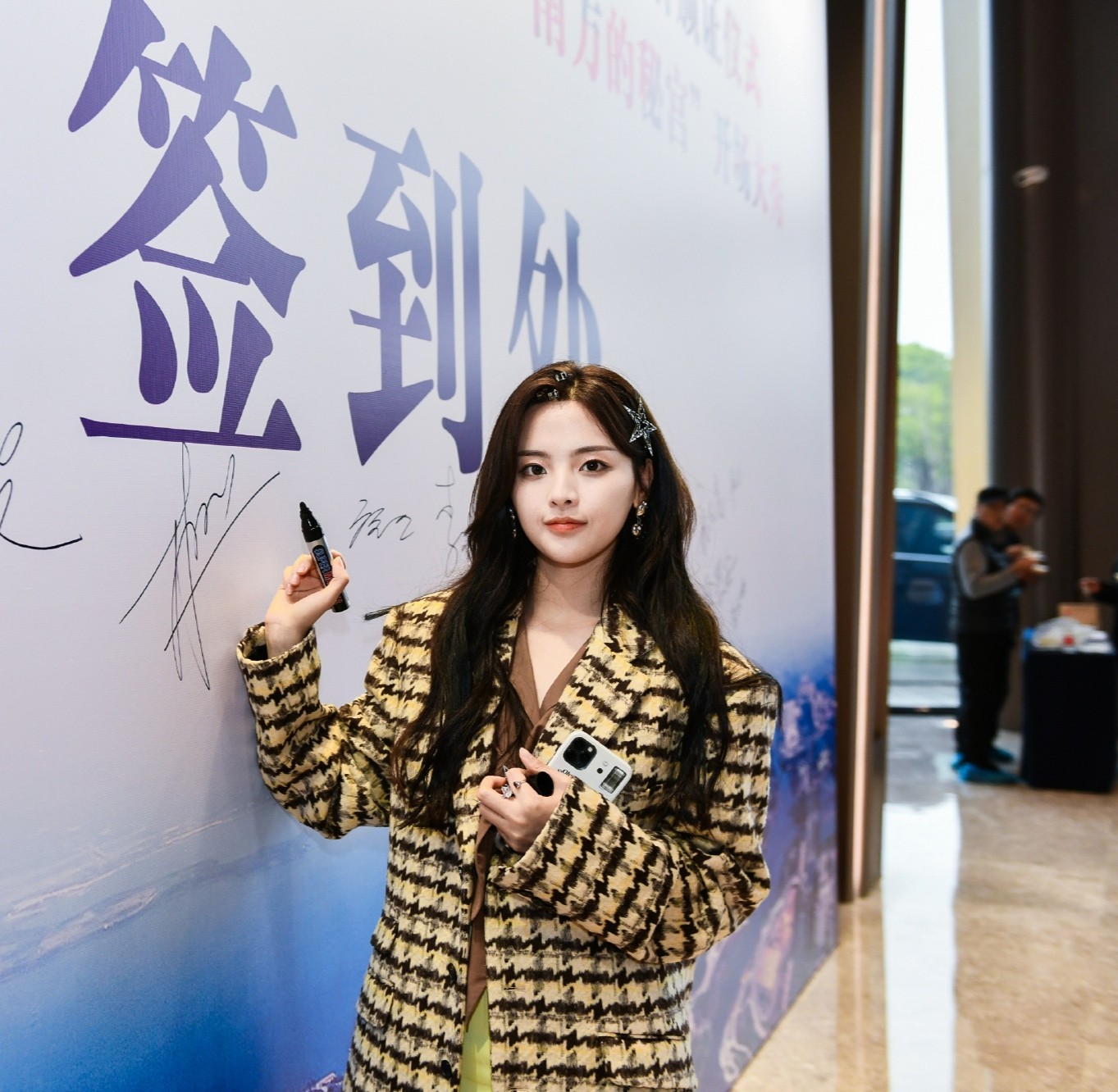 杨超越落户上海，脚下一双长筒靴亮了，金链子看起来好炫酷