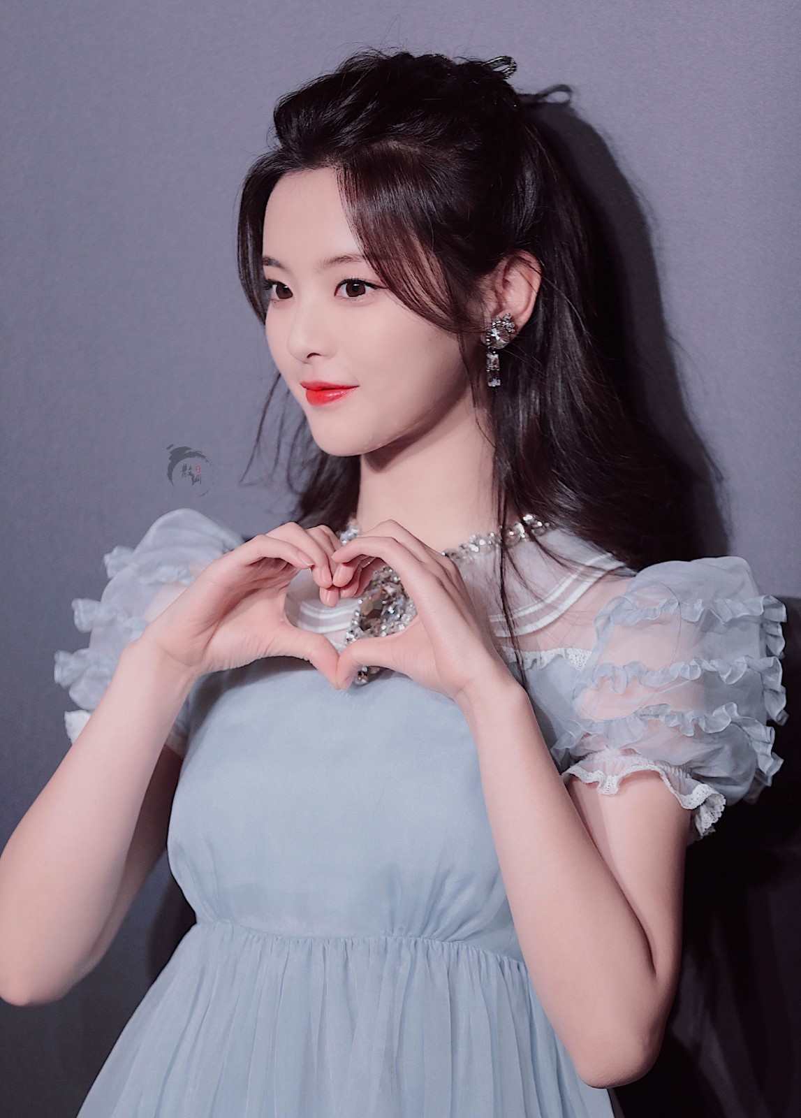 杨超越落户上海，脚下一双长筒靴亮了，金链子看起来好炫酷