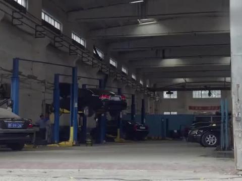 修车小伙参加同学聚会，为装大款开客户奔驰，不想被车主撞见了