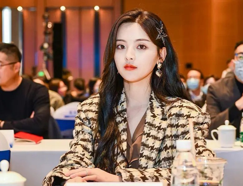 杨超越落户上海，脚下一双长筒靴亮了，金链子看起来好炫酷