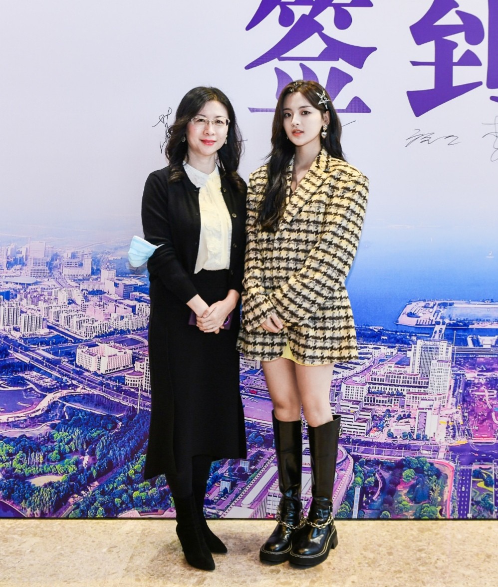 杨超越落户上海，脚下一双长筒靴亮了，金链子看起来好炫酷