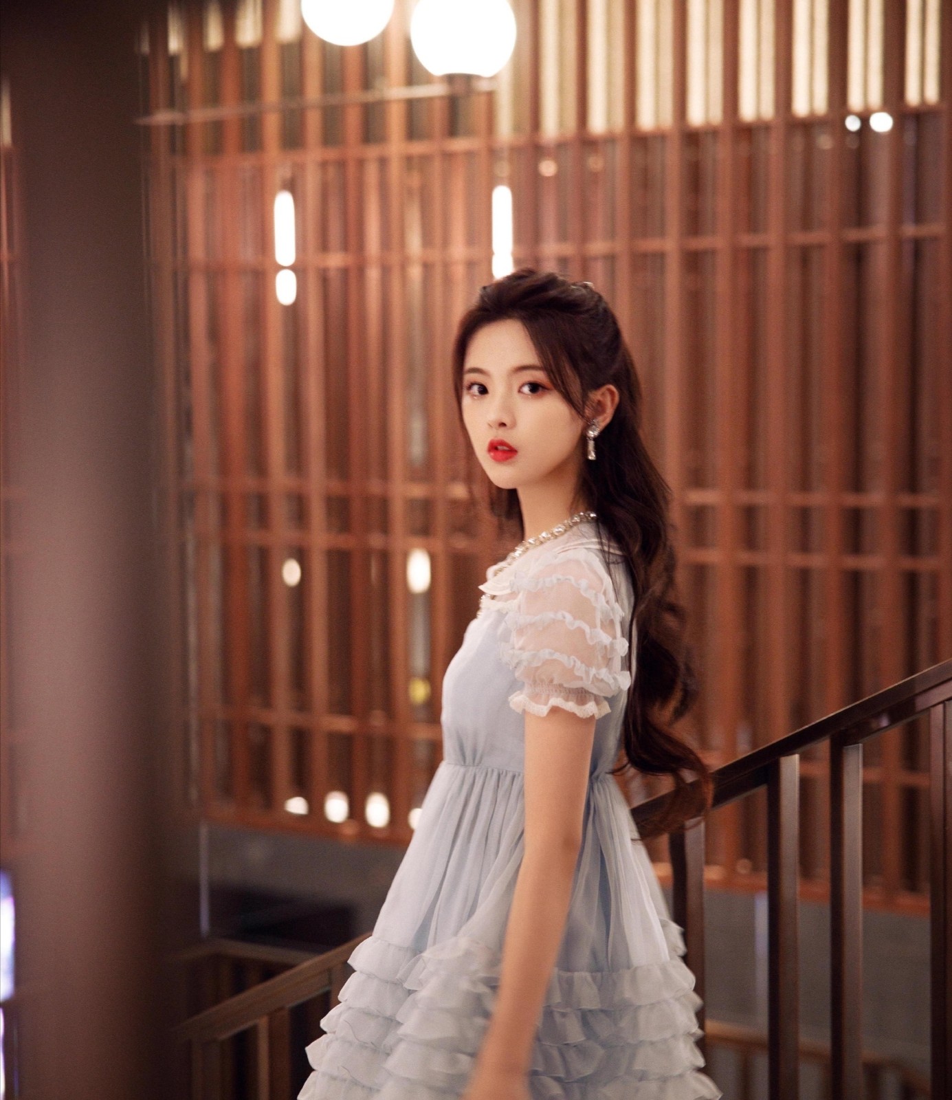 杨超越落户上海，脚下一双长筒靴亮了，金链子看起来好炫酷