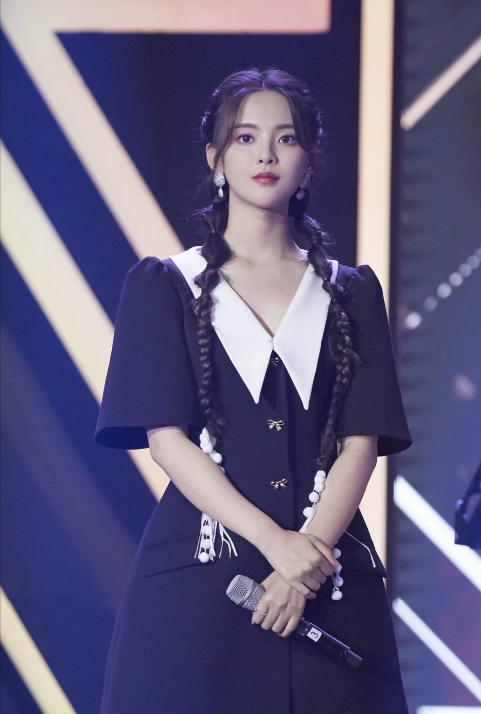 杨超越落户上海，脚下一双长筒靴亮了，金链子看起来好炫酷