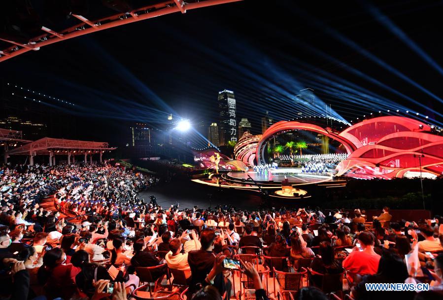 The opening ceremony of the 33rd Golden Rooster Awards is held in Xiamen, southeast China's Fujian Province, Nov. 25, 2020. (Xinhua/Wei Peiquan)