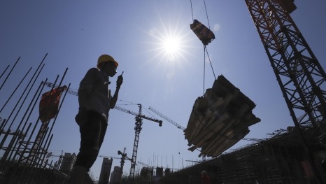 7月24日,工人在河北省遵化市一家棚户区改造建设工地现场施工。新华社图