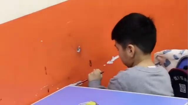 小男孩上课当“建筑工”想“越狱”火了,网友:还是说凿壁借光? 小男孩上课当“建筑工”想“越狱”火了,网友:还是说凿壁借光?