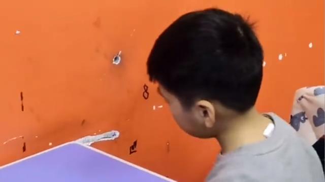 小男孩上课当“建筑工”想“越狱”火了,网友:还是说凿壁借光? 小男孩上课当“建筑工”想“越狱”火了,网友:还是说凿壁借光?
