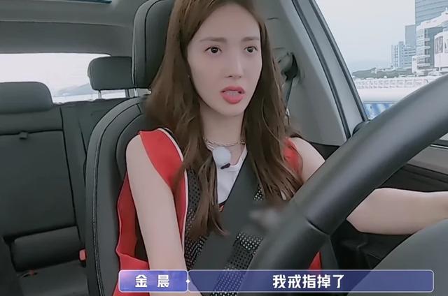 张继科不懂事,想给金晨无名指戴戒指,金晨婉拒的动作堪称教科书 张继科不懂事,想给金晨无名指戴戒指,金晨婉拒的动作堪称教科书