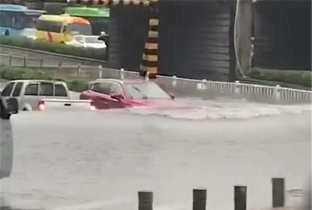 比亚迪唐在水深1米道路行驶,直接打开“潜艇模式”,不愧是大佬 比亚迪唐在水深1米道路行驶,直接打开“潜艇模式”,不愧是大佬
